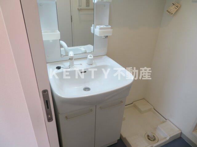 洗面設備　明るい洗面所です