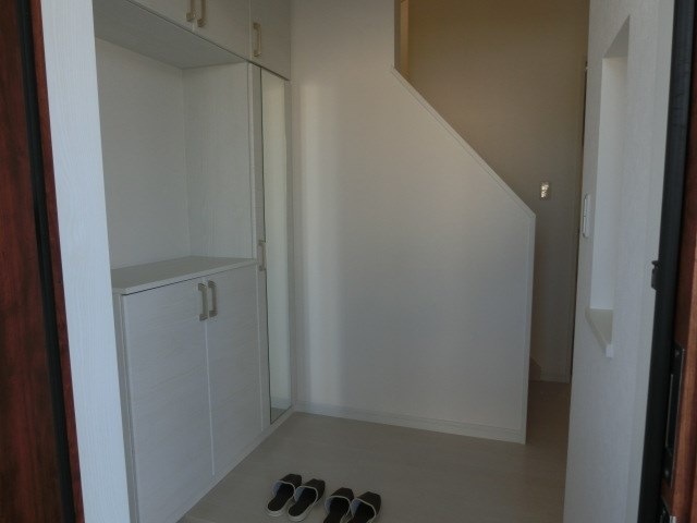 玄関　※写真は別の棟になります。