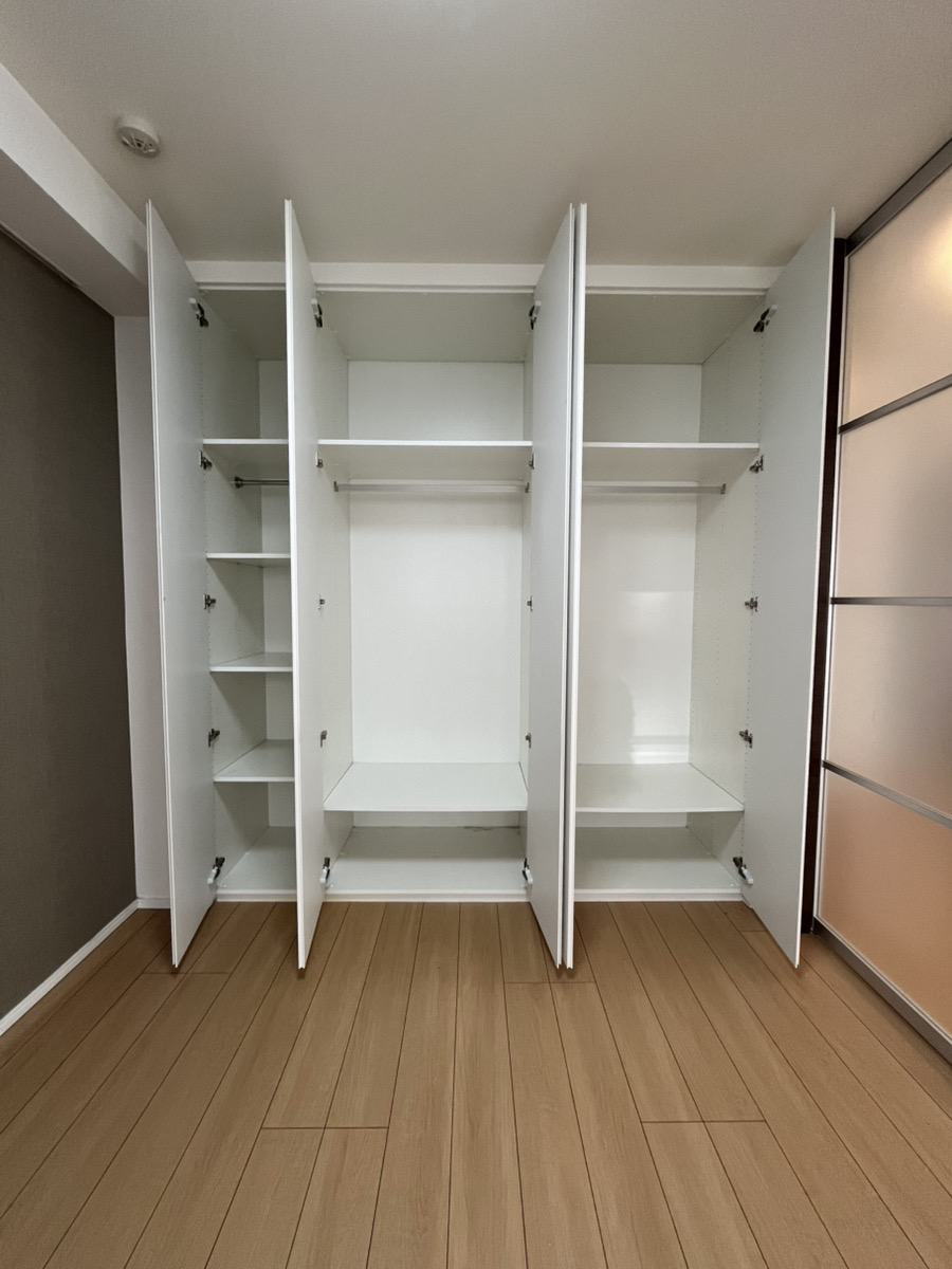 収納　壁一面の収納で、部屋自体を広くご利用になれます。