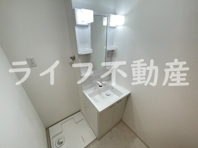 洗面設備　独立洗面台、小物を置くことができて便利です