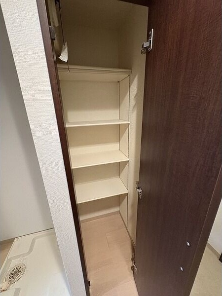 玄関　※写真は同じマンションの違う部屋のものになります。