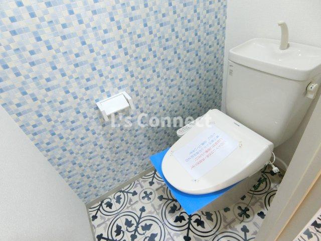 トイレ　温水洗浄便座付きのトイレ。