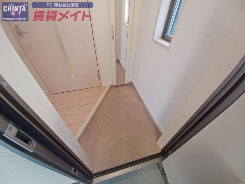 玄関　同じ物件、別部屋の写真です