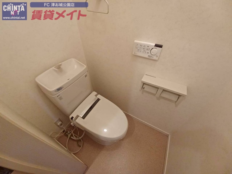 トイレ　同じ物件、別部屋の写真です