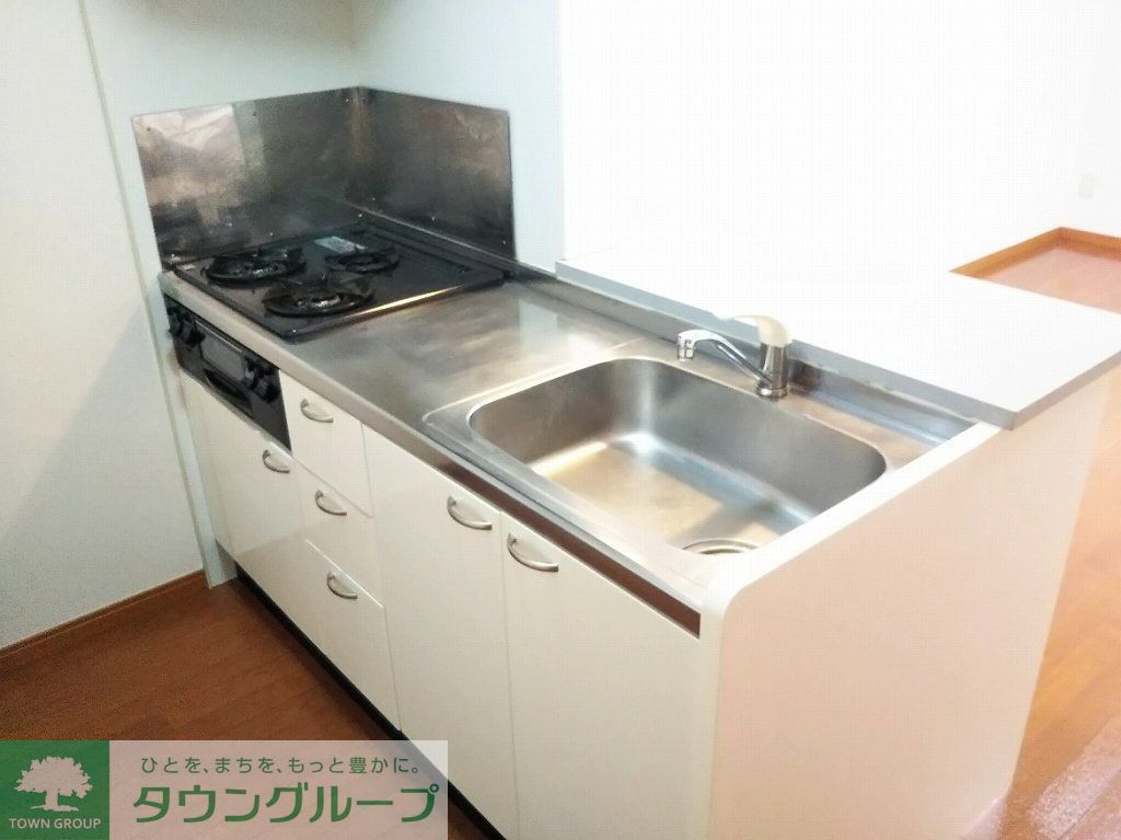 キッチン　2口ラジエントヒーター付き。部屋により設備が異なる場合あり。