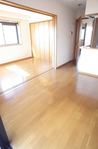 居室・リビング　ワンフロア2部屋のお部屋なので、今回も角部屋！