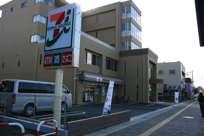 コンビニ　セブンイレブン（コンビニ）まで240m