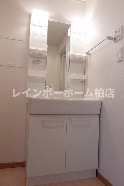 洗面設備　シャワー付き洗面台です