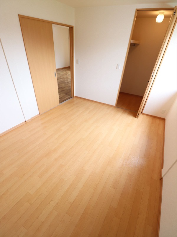 その他　収納付きの洋室です