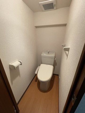 トイレ　落ち着いた色調のトイレです