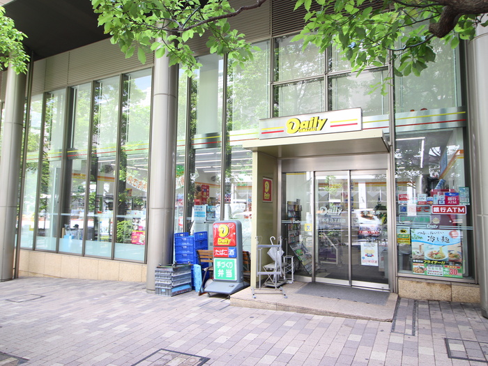 コンビニ　デイリーヤマザキ 六本木３丁目店（コンビニ）まで400m