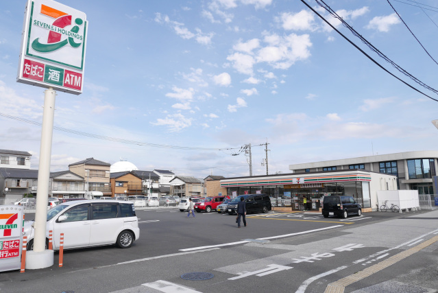 コンビニ　セブンイレブン高知丸池町店（コンビニ）まで588m