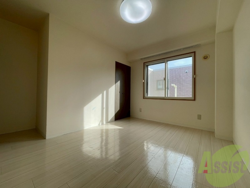 その他部屋・スペース　こちらのお部屋は光が差し込む、温かみのあるお部屋です。