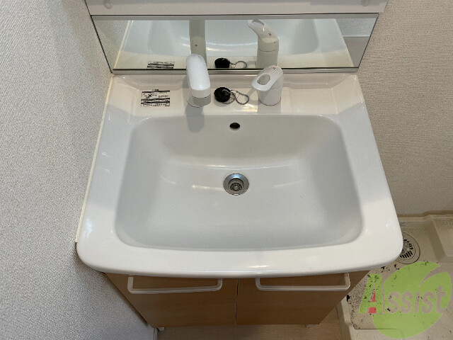 洗面設備　洗面台は独立していて、朝の準備も捗りそうです。