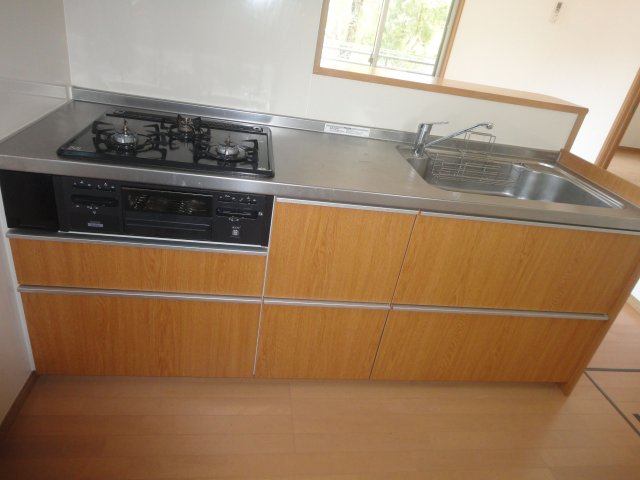 キッチン　3口コンロ・グリル付のシステムキッチンです♪