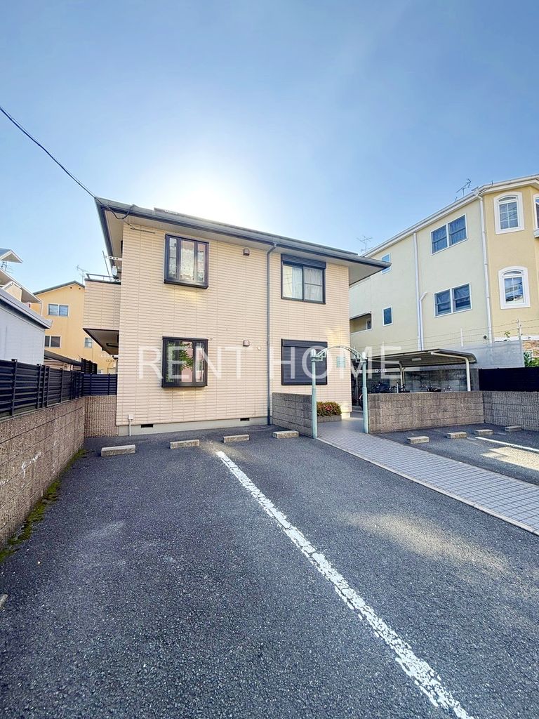 建物外観　鉄骨造2階建てです。