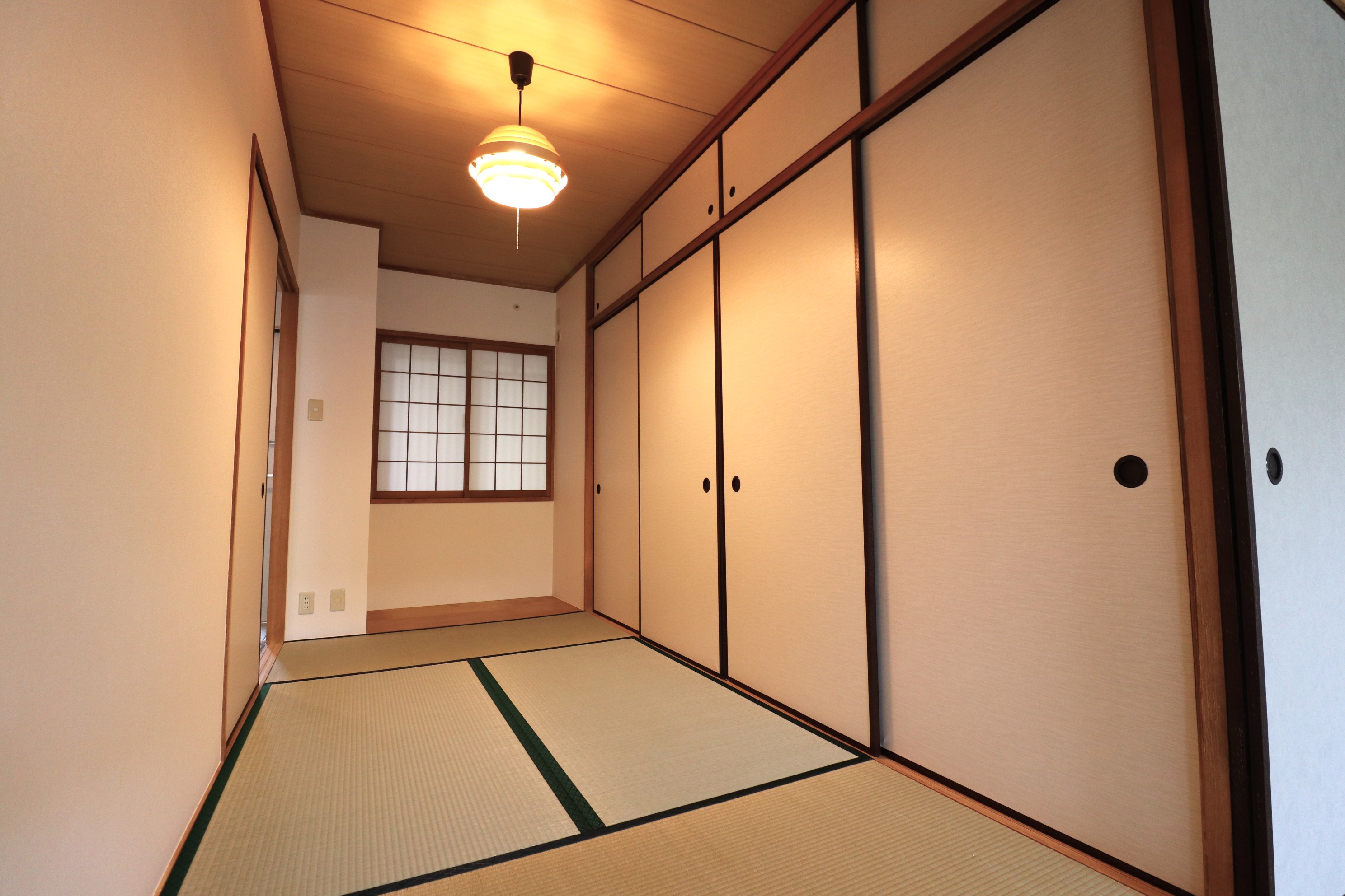 その他部屋・スペース　作業机を置くにはちょうど良いサイズの雪見障子と板間のある空間