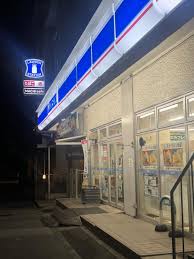 コンビニ　ローソン新宿坂町店（コンビニ）まで135m