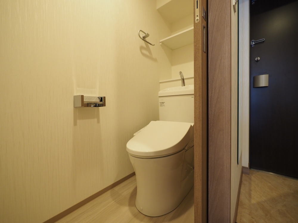 トイレ　落ち着いた色調のトイレです