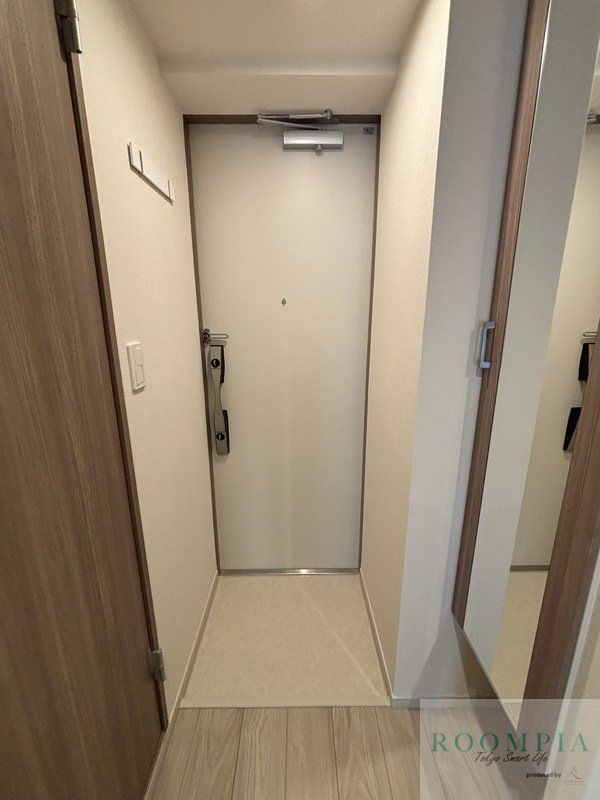 玄関　※写真は間取り反転タイプの別のお部屋です