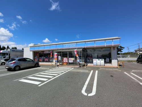 コンビニ　ローソン 富里ファミリータウン前店（コンビニ）まで128m