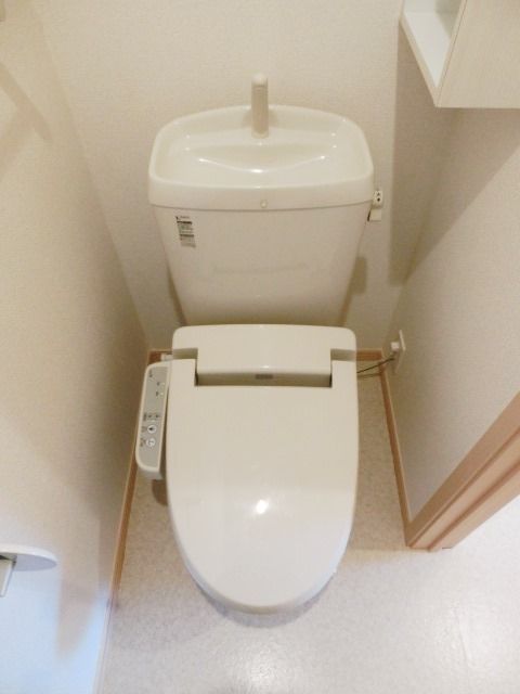 トイレ　温水洗浄機能付きのトイレ。