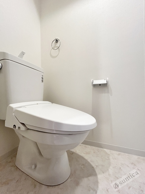 トイレ　人気アイテムの温水洗浄便座。清潔感のあるトイレです。