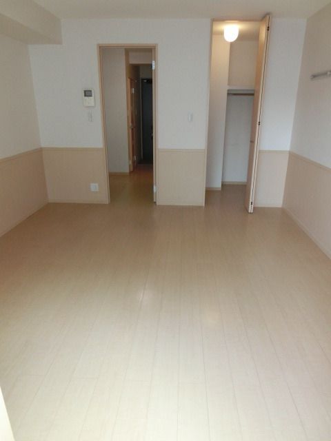 その他部屋・スペース　バルコニーから見た居室
