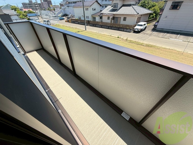 バルコニー　バルコニーは洗濯物を干すのに十分な広さがありますね。