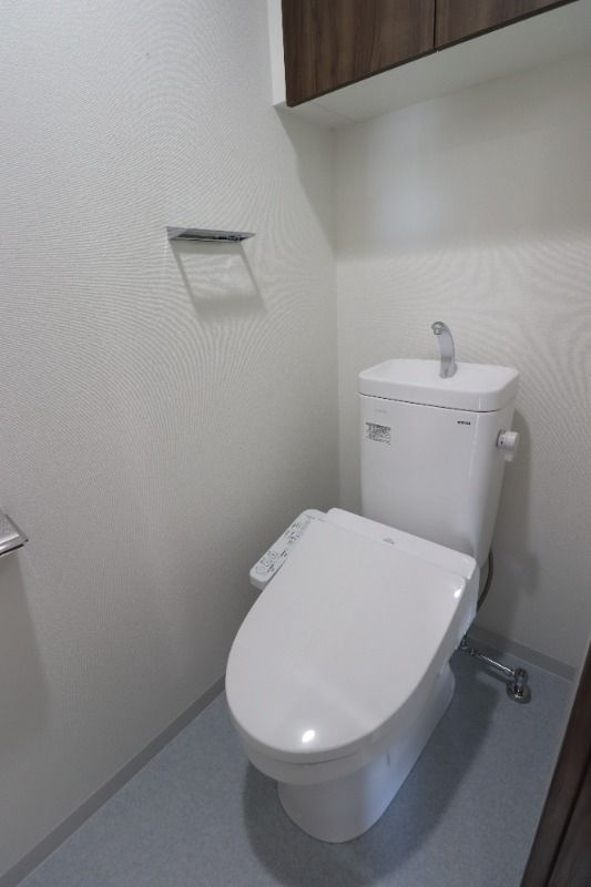 トイレ　上部に収納がございます