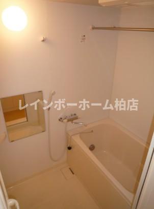 バス・シャワールーム　追い焚き機能・浴室乾燥機があります