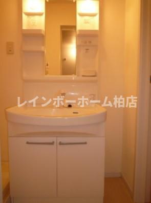洗面設備　シャワー付き洗面台です