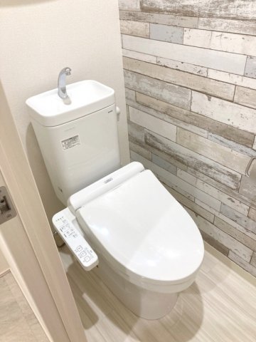 トイレ　温水洗浄便座付きのトイレです♪