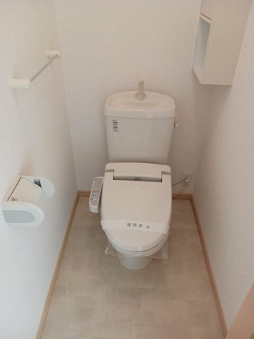 トイレ　落ち着いた色調のトイレです