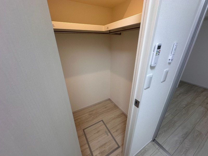収納　収納たっぷりウォークインです