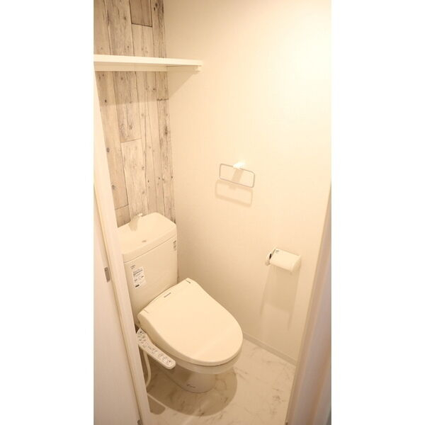 トイレ　落ち着いた色調のトイレです