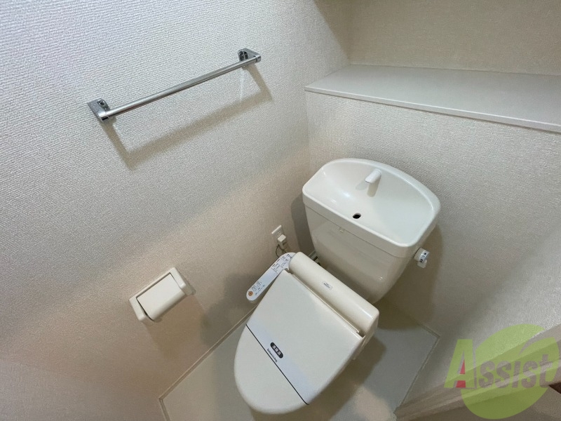 トイレ　トイレはウォシュレット機能付きです。安心して使用できますね。