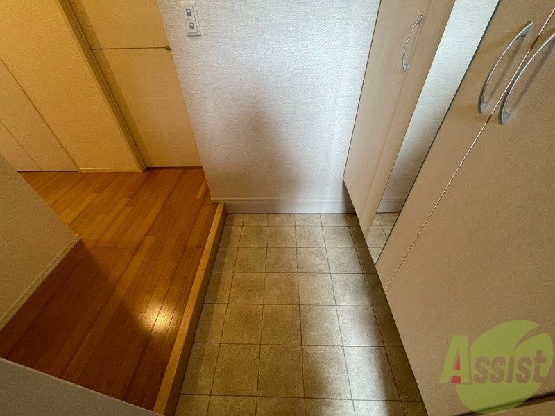 玄関　玄関からの様子です。すぐ部屋が見えないのは安心ですね。