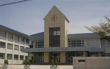 中学校　弘前市立東中学校（中学校）まで660m