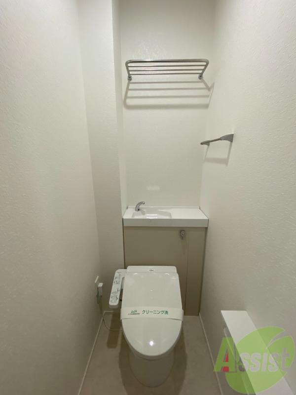 トイレ　トイレは小物を置けるスペースがあり快適に過ごせそう