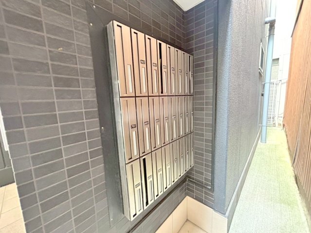ロビー　ロビーにある各部屋毎のメールボックス。