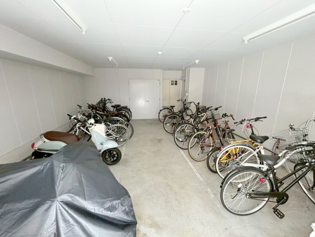 駐車場　敷地内にある駐輪場。雨の日にはうれしい屋根つきです。