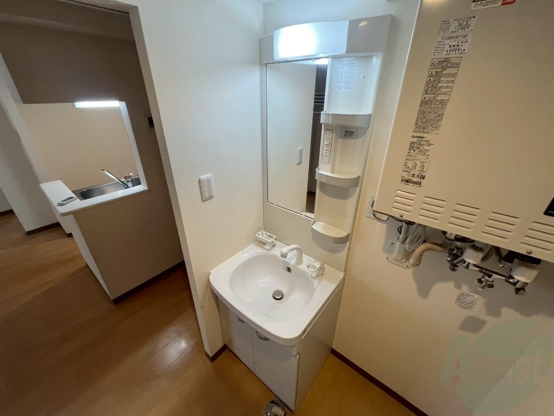 洗面設備　独立洗面台です。大きくてよいですね。シャンプーもできます！