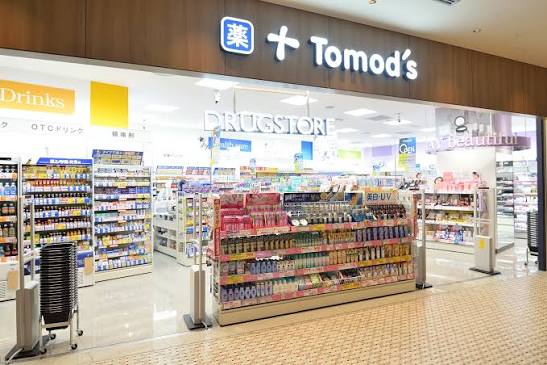 ドラックストア　トモズ東京ミッドタウン店（ドラッグストア）まで453m