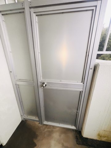 その他設備　バルコニーにつながる扉です。