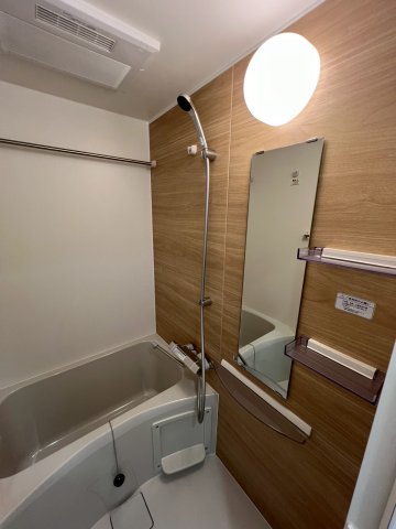 バス・シャワールーム　落ち着いた空間のお風呂です