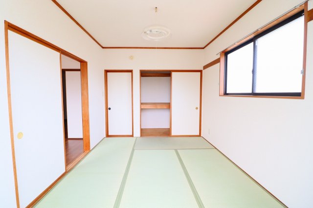 居室・リビング　床が柔らかい和室はお子様の遊び部屋としておすすめ