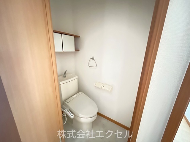 トイレ　温水洗浄便座です。