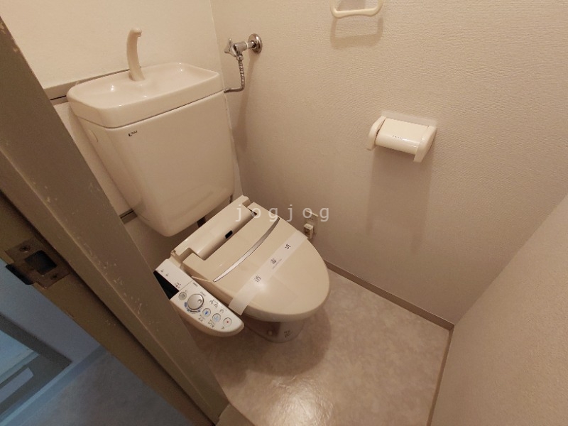 トイレ　嬉しい温水洗浄便座付きのトイレです。