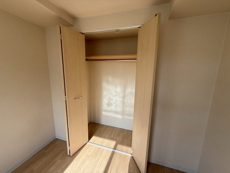 収納　寝室の収納です。部屋がすっきり片付きます。